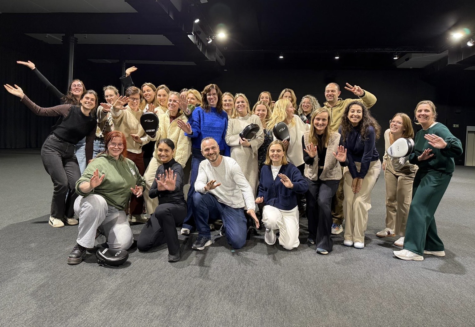 Gemengde groep mannen en vrouwen tijdens een SANDO workshop