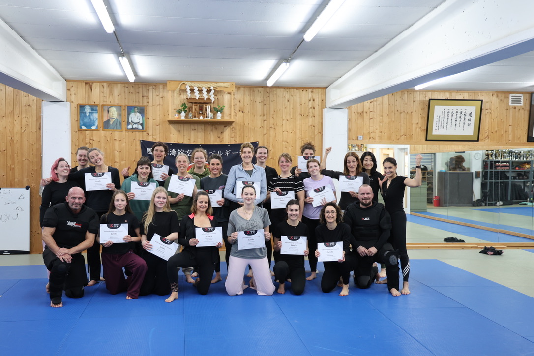 warme vrouwengroep bij SANDO zelfverdediging