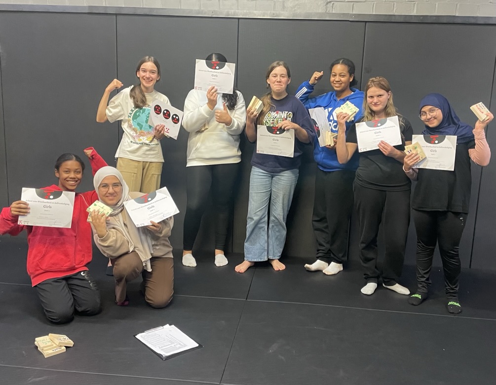 meisjesgroep met weerbaarheid en zelfverdediging bij SANDO