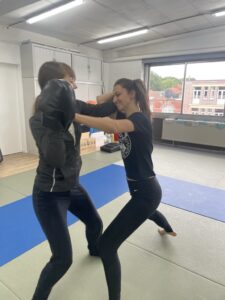 vrouwen leren omgaan met intimidatie en grensoverschrijdend gedrag