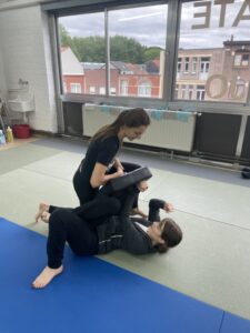 vrouwelijke instructeurs geven zelfverdediging aan vrouwen