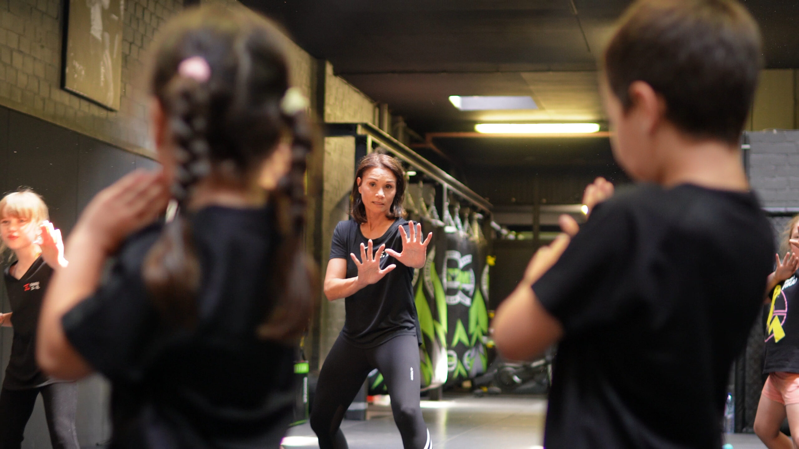 Warrior Kids les met SANDO-lesgeefster
