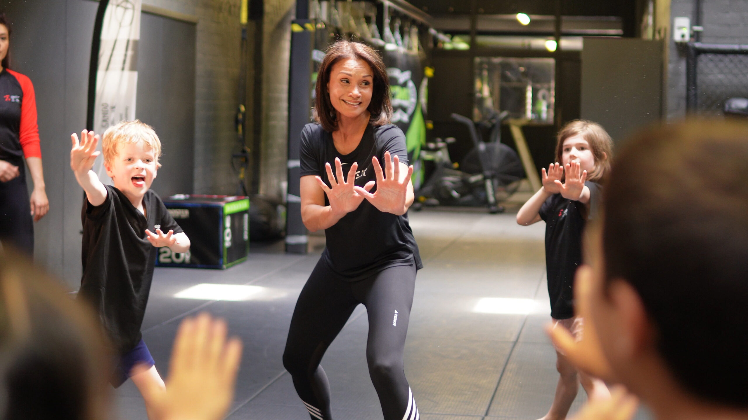 Sandra Hoogerdijk Joannes geeft les aan kinderen bij SANDO