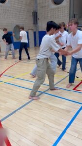 zelfverdediging voor tieners bij SANDO – jongens en meisjes leren weerbaarheid