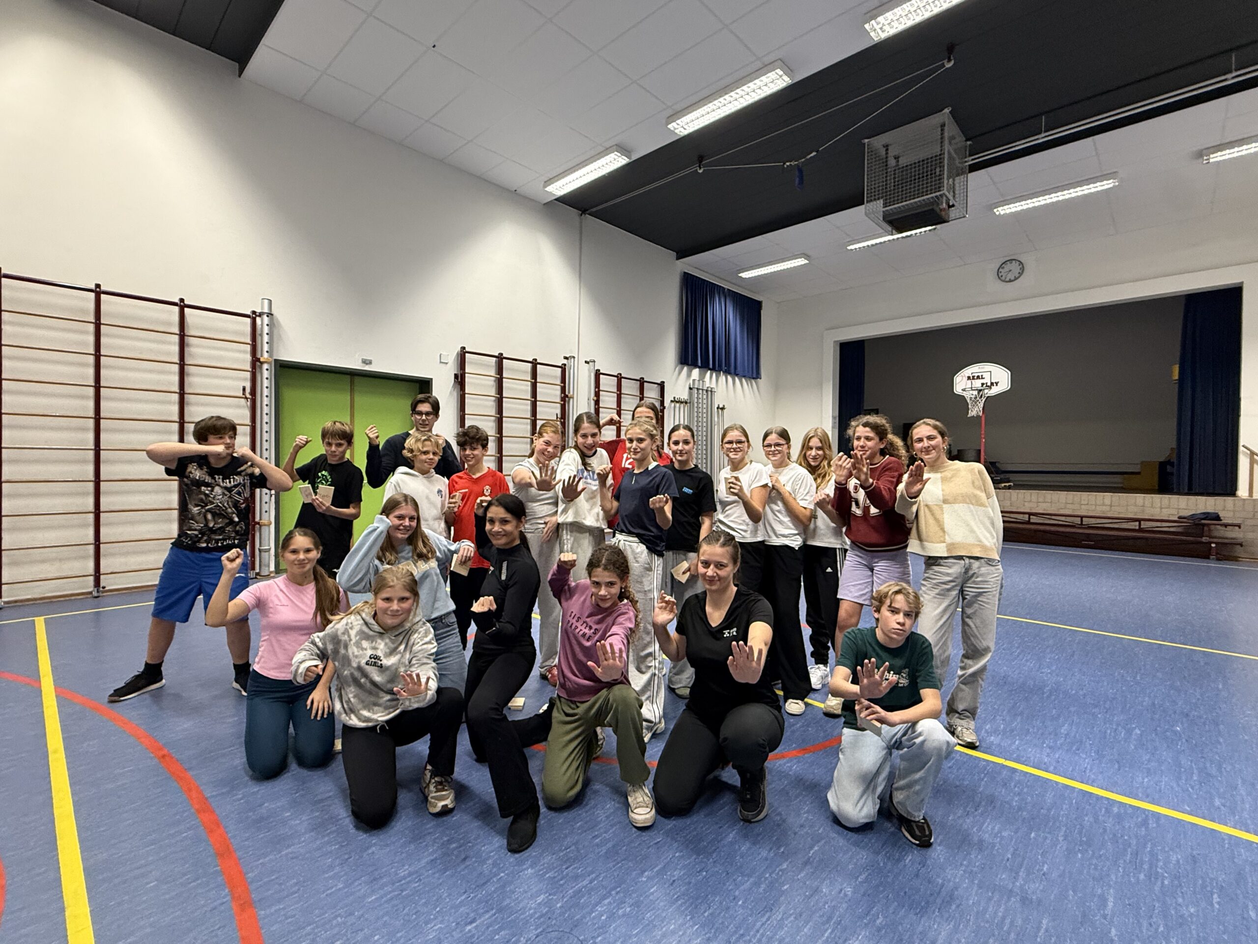 groepsfoto actie weerbaarheid en zelfverdediging voor tieners bij SANDO