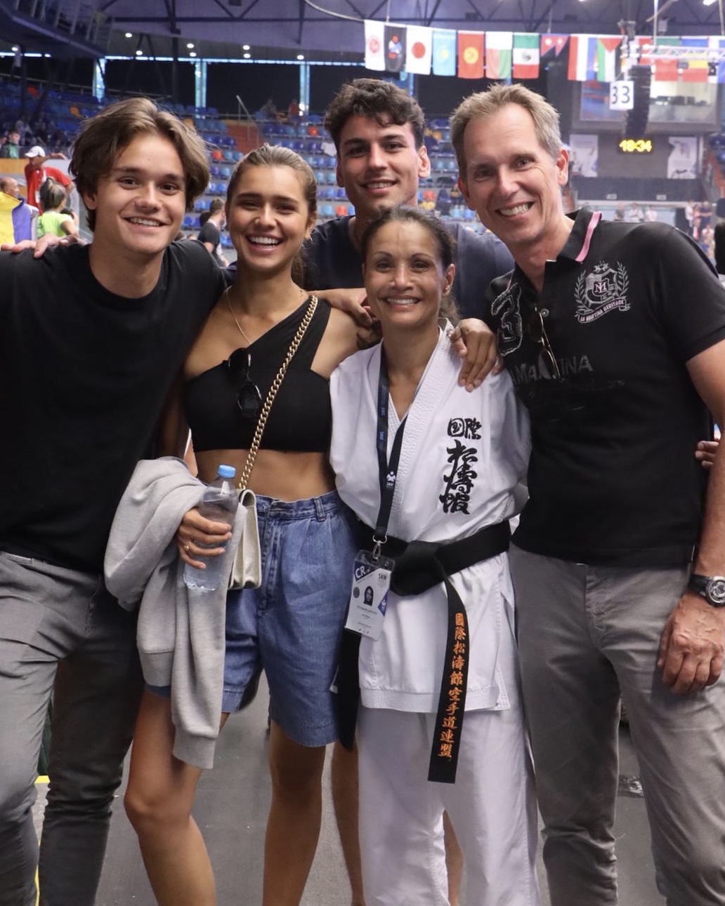 Sandra Hoogerdijk Joannes met haar gezin na het wereldkampioenschap karate